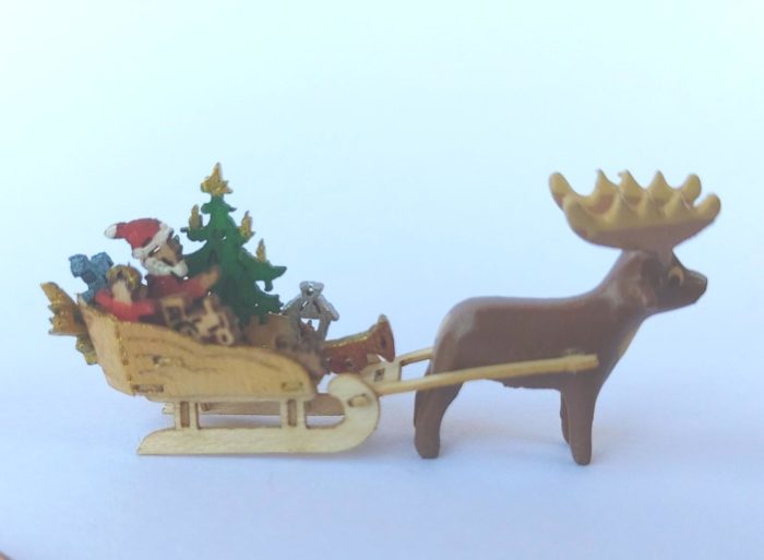 Geschnitzter Hirsch aus Seiffen und Weihnachtsmannschlitten montiert M 1 : 144