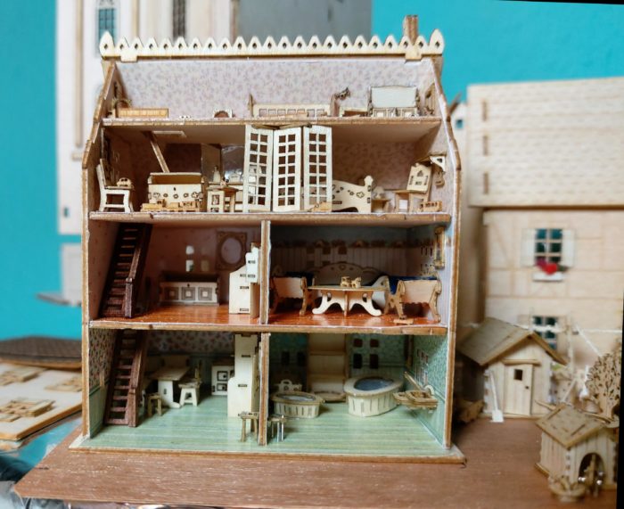 Bastelset Holz Miniatur Veranda Puppenhaus M 1:144 mit Tapete Möbel Garten