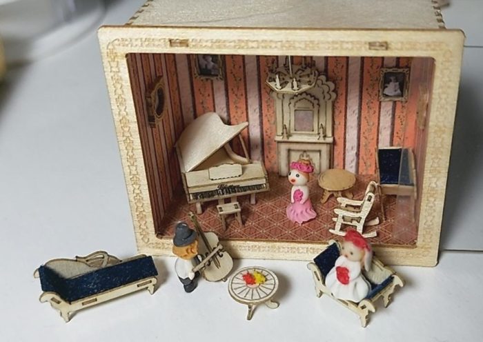 Montierter Schaukasten Musikzimmer 3 Puppen M 1:144 Möbel Tapete Magnet – Bild 3