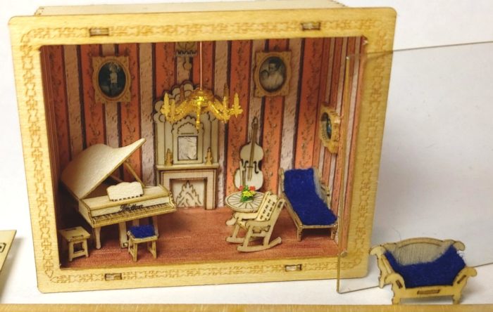 Bastelset Schaukasten Musikzimmer 3 Puppen M 1:144 Möbel Tapete Magnet – Bild 3