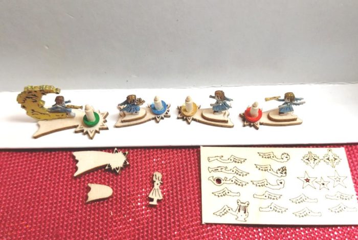Bastelset Miniatur 5 Kerzenständer Schweif und Mond mit Engel Holz M 1 : 12