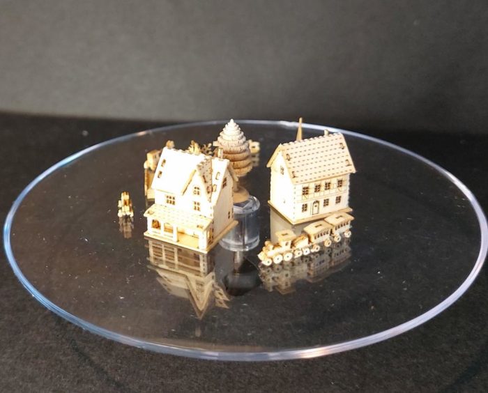 13 montierte Miniaturen aus Holz Häuser Autos Bäume M 1 : 1000