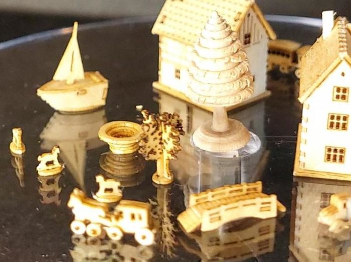 13 montierte Miniaturen aus Holz Häuser Autos Bäume M 1 : 1000 – Bild 2
