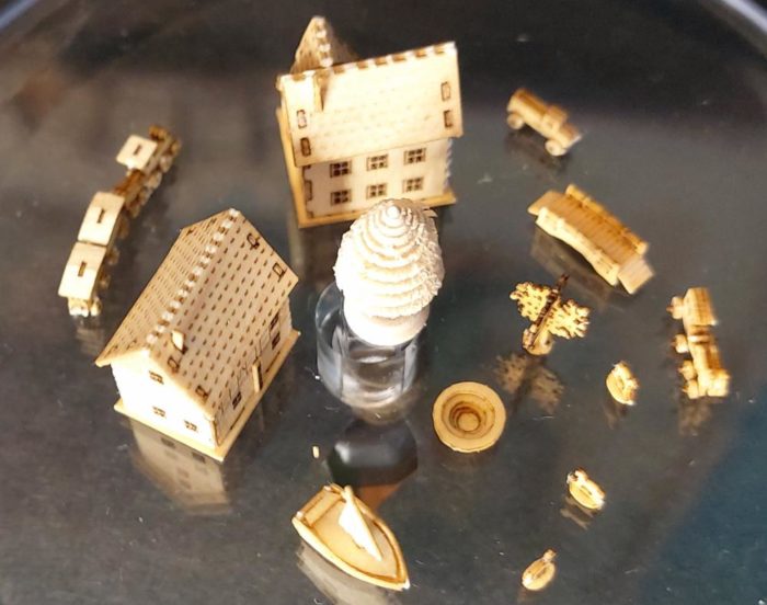 13 montierte Miniaturen aus Holz Häuser Autos Bäume M 1 : 1000 – Bild 5