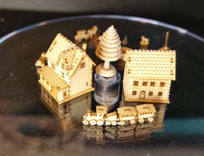 13 montierte Miniaturen aus Holz Häuser Autos Bäume M 1 : 1000 – Bild 4