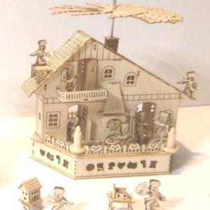 Bastelset Pyramide Bäckerei mit 16 Bäckerengeln Miniatur Holz M 1 : 12