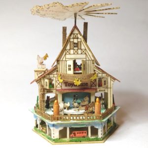 Pyramide Spielhaus bemalt mit 12 Gelenkfiguren Teddy Katze Hund Holz M 1 : 12