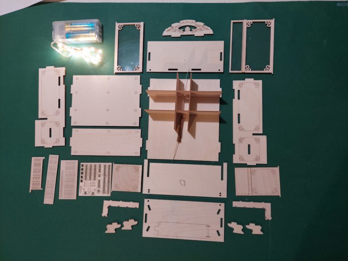 Bastelset Puppenhausschrank beleuchtet mit Dach Wendeltreppe M 1 : 12 – Bild 3
