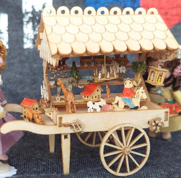 Marktkarren Holz mit Spielzeug Bastelset M 1:48 – Bild 2