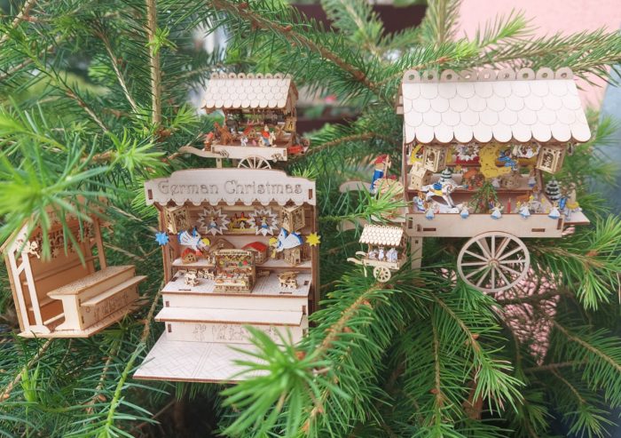 Marktstand montiert mit 29 Weihnachtsdekorationen teils bemalt M 1 : 144 – Bild 2
