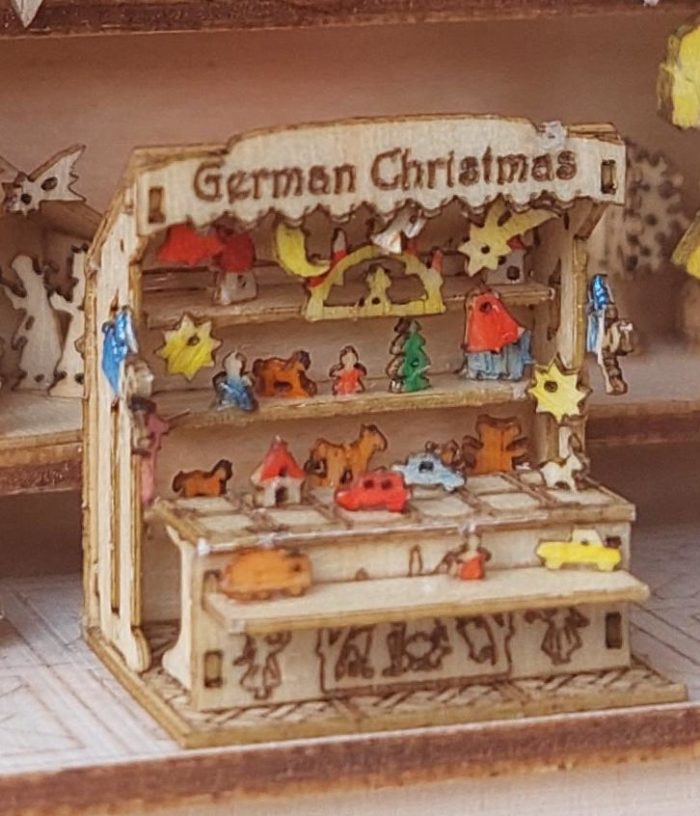 Marktstand montiert mit 29 Weihnachtsdekorationen teils bemalt M 1 : 144