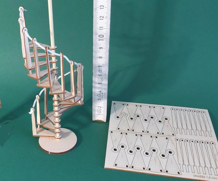 Bastelset Wendeltreppe Holz 16 Stufen und Stützen M 1 : 24
