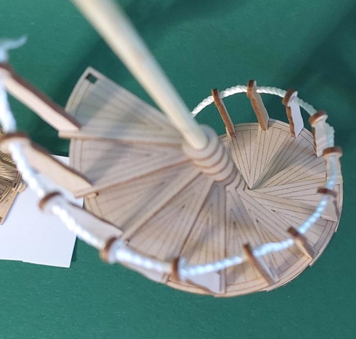 Bastelset Wendeltreppe Holz 16 Stufen und Stützen M 1 : 24 – Bild 2