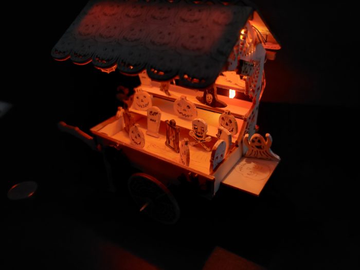 Halloweenkarren Holz Bastelset mit Dekoration M 1 : 24 – Bild 5