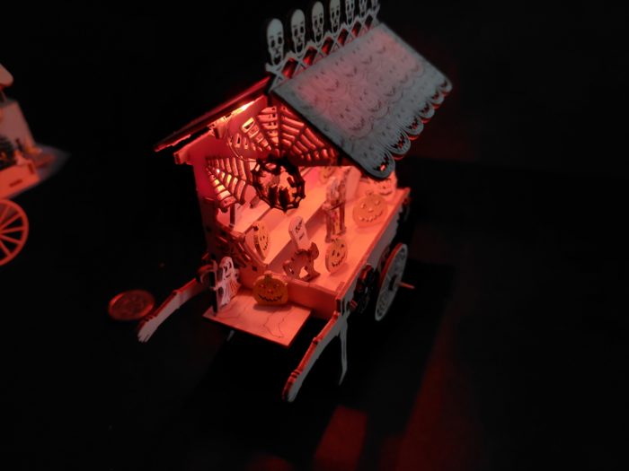 Halloweenkarren Holz Bastelset mit Dekoration M 1 : 24 – Bild 3