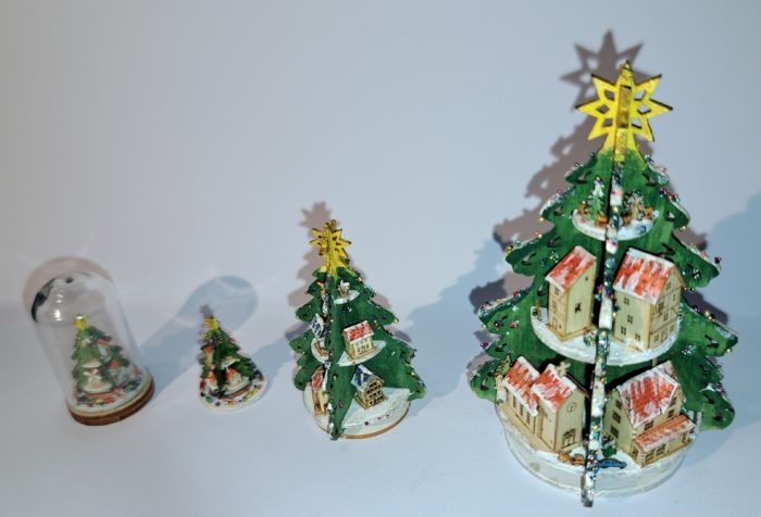 Tannenbaum Display Holz M 1 : 48 montiert mit Häusern M 1 : 2000 – Bild 3