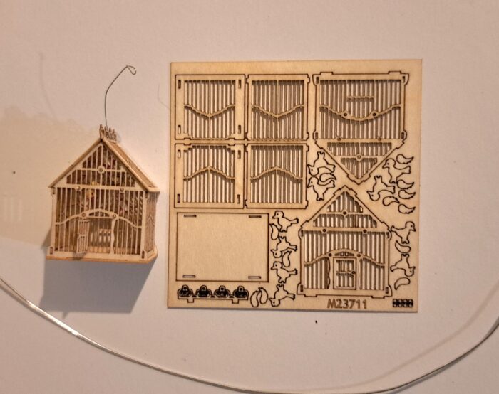 Vogelkäfig Haus M 1:24 Bastelset Furnierholz