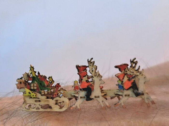 Bastelset Weihnachtsmannschlitten mit 4 Rentieren 24 Geschenke M 1 : 144 – Bild 3