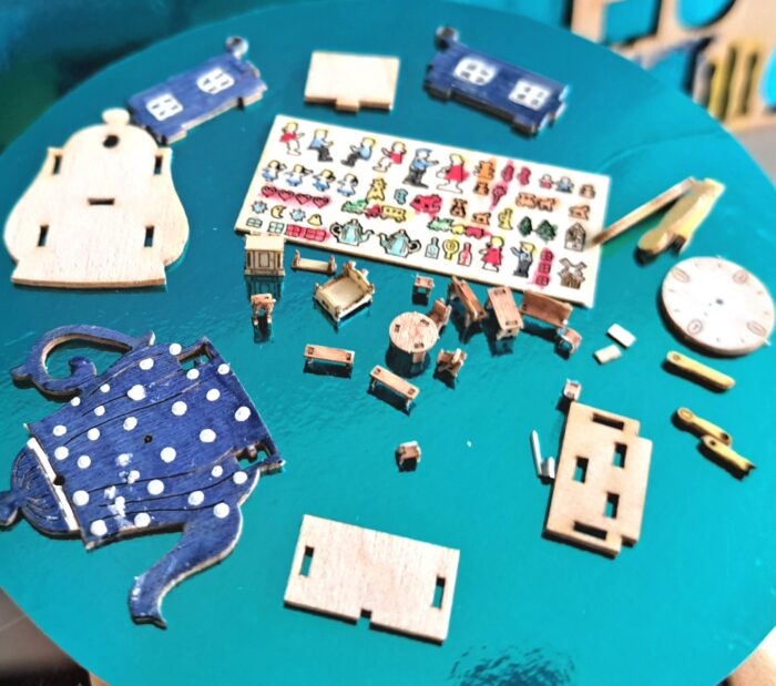 Bastelset Miniatur Küchenuhr mit Puppenstube Natur Holz M 1 : 12 – Bild 2