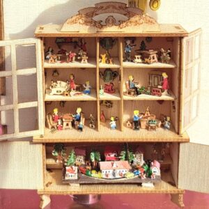 Puppenhausschrank M 1 : 48 montiert Babyhouse mit Dekoration Holz