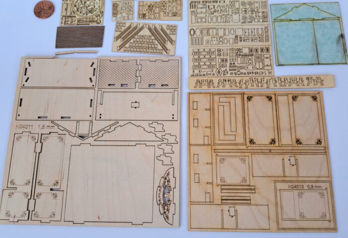 Bastelset Puppenhausschrank Babyhouse mit Möbel und Dekoration Holz M 1 : 24 – Bild 4