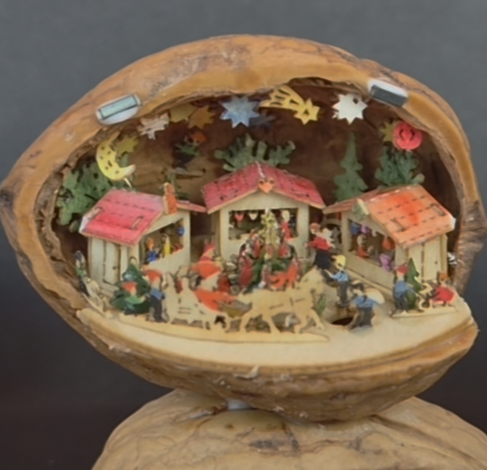 Walnuss mit Weihnachtsmarkt handbemalt beleuchtet mit Kugelleuchte – Bild 2