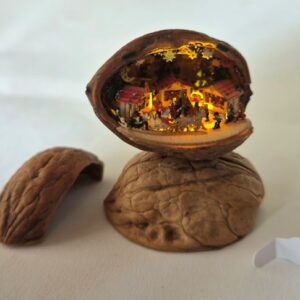 Walnuss mit Weihnachtsmarkt handbemalt beleuchtet mit Kugelleuchte