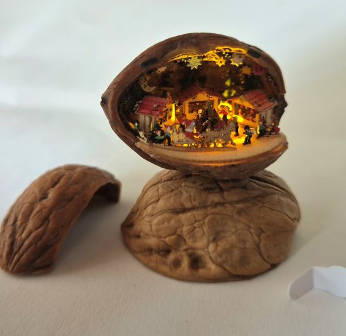 Walnuss mit Weihnachtsmarkt handbemalt beleuchtet mit Kugelleuchte