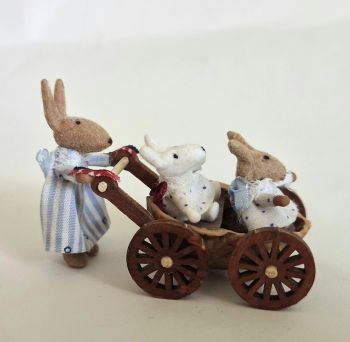 Walnuss Kinderwagen mit spanischen Hasen Miniatur M 1: 48