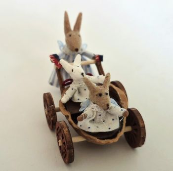 Walnuss Kinderwagen mit spanischen Hasen Miniatur M 1: 48 – Bild 2