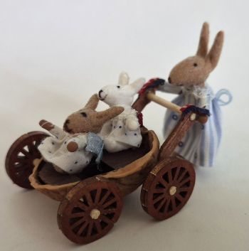 Walnuss Kinderwagen mit spanischen Hasen Miniatur M 1: 48 – Bild 3