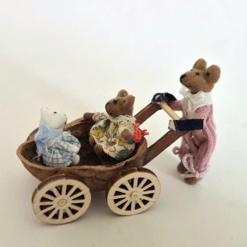 Walnuss Kinderwagen mit spanischen Bären Miniatur M 1: 48