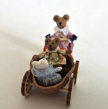 Walnuss Kinderwagen mit spanischen Bären Miniatur M 1: 48 – Bild 2