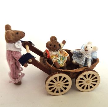 Walnuss Kinderwagen mit spanischen Bären Miniatur M 1: 48 – Bild 3