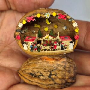 Walnuss mit Weihnachtsmarkt handbemalt beleuchtet mit Kugelleuchte