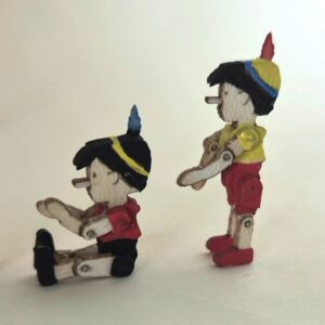 Miniatur Pinocchio Gelenkpuppe Handbemalt M 1 : 48 Holz