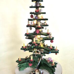Weihnachtsbaum M 1 : 12 handbemalt mit 110 Dekorationen beleuchtet