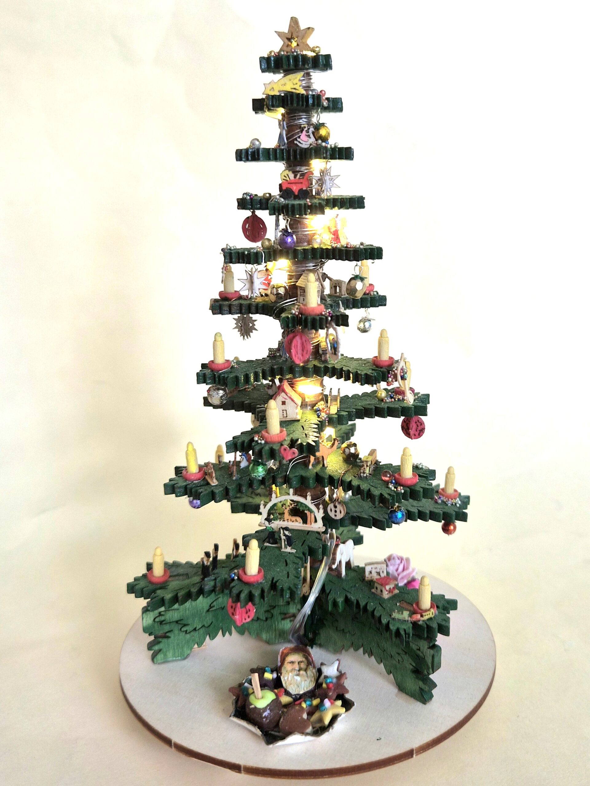 Weihnachtsbaum M 1 : 12 handbemalt mit 110 Dekorationen beleuchtet