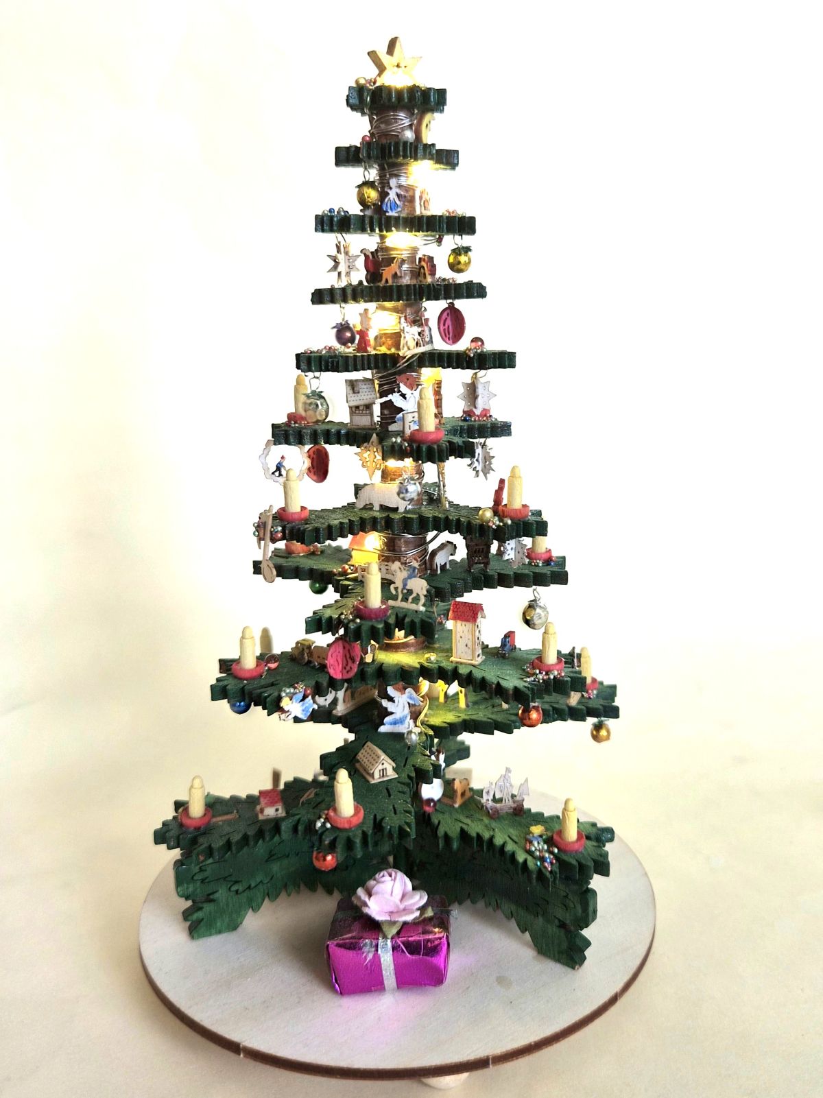 Weihnachtsbaum M 1 : 12 handbemalt mit 110 Dekorationen beleuchtet – Bild 2