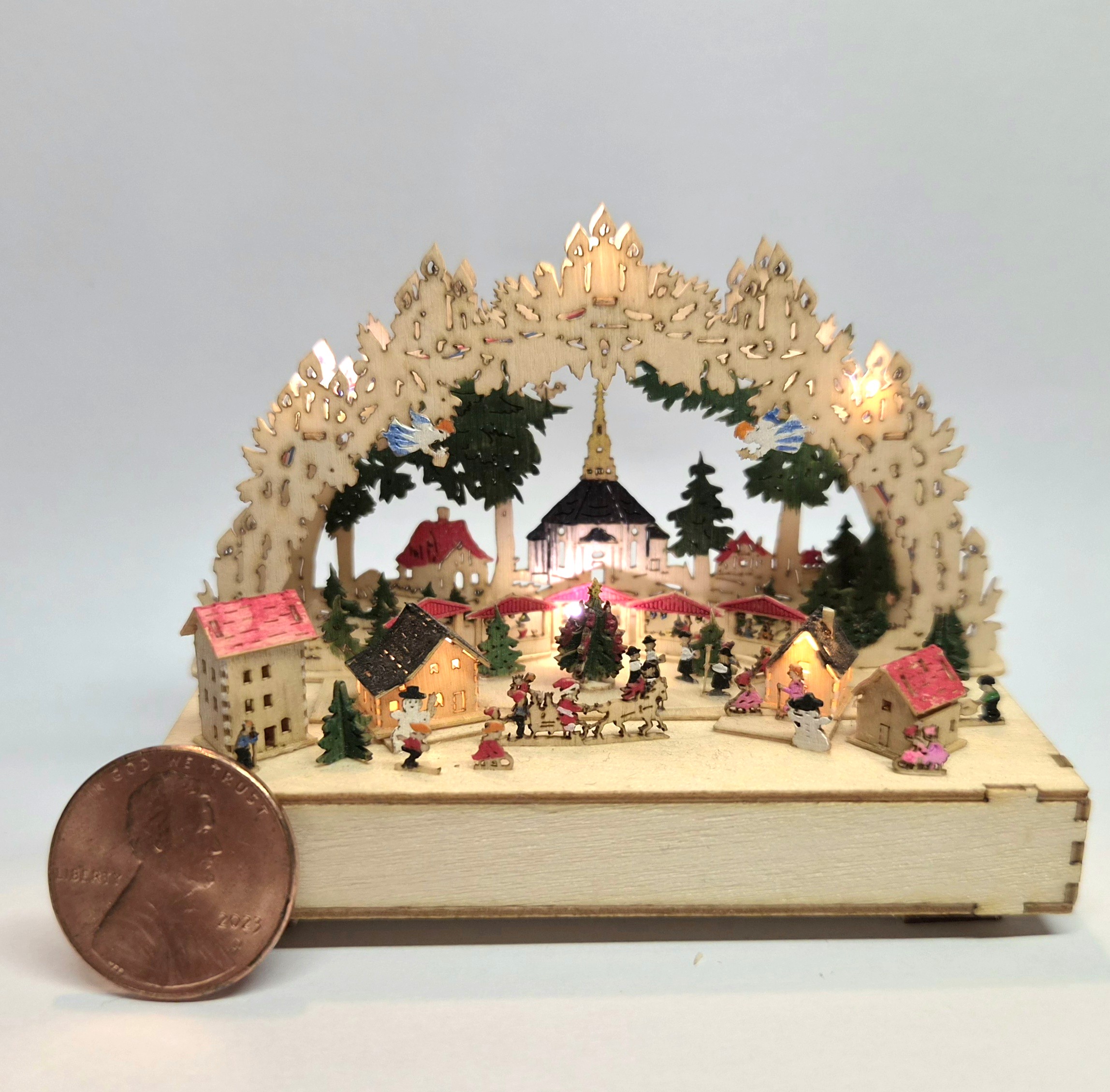 Seiffener Kirche mit Landschaft Miniatur Lichterbogen beleuchtet