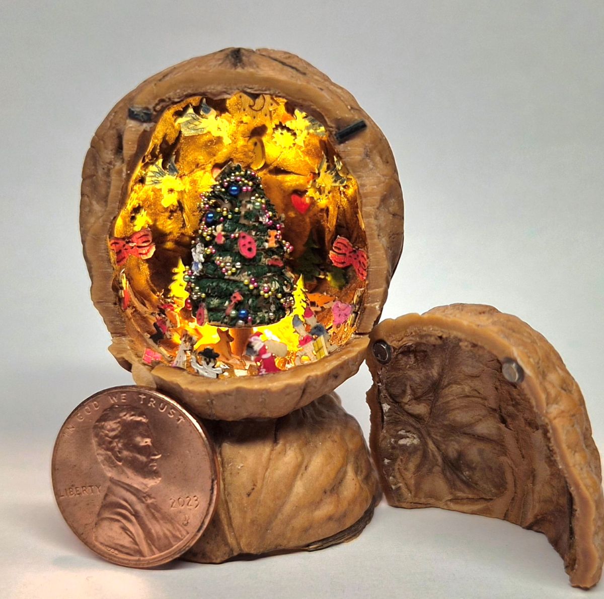 Walnuss mit Christbaum Hintergrunddekor handbemalt beleuchtet mit Kugelleuchte