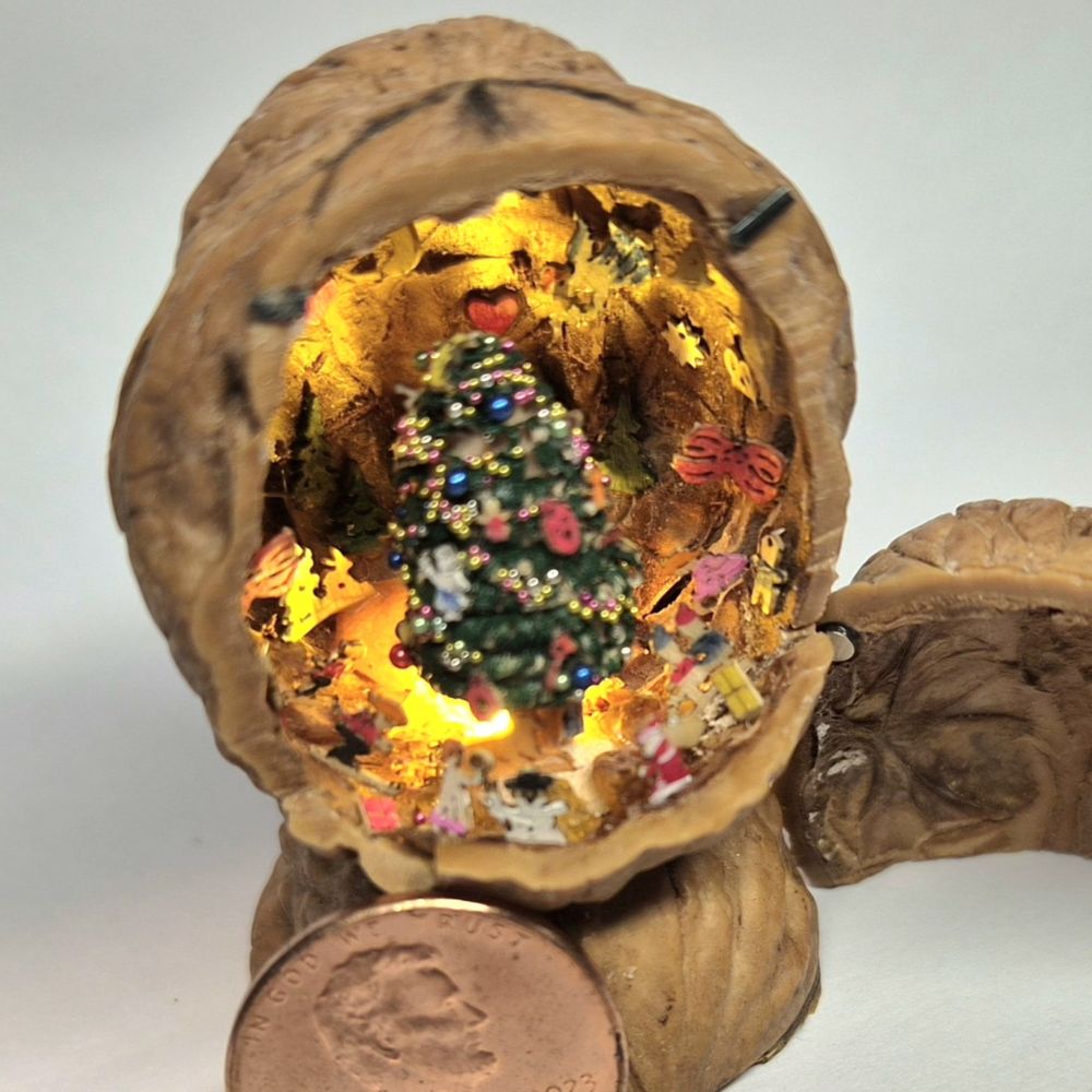 Walnuss mit Christbaum Hintergrunddekor handbemalt beleuchtet mit Kugelleuchte – Bild 2