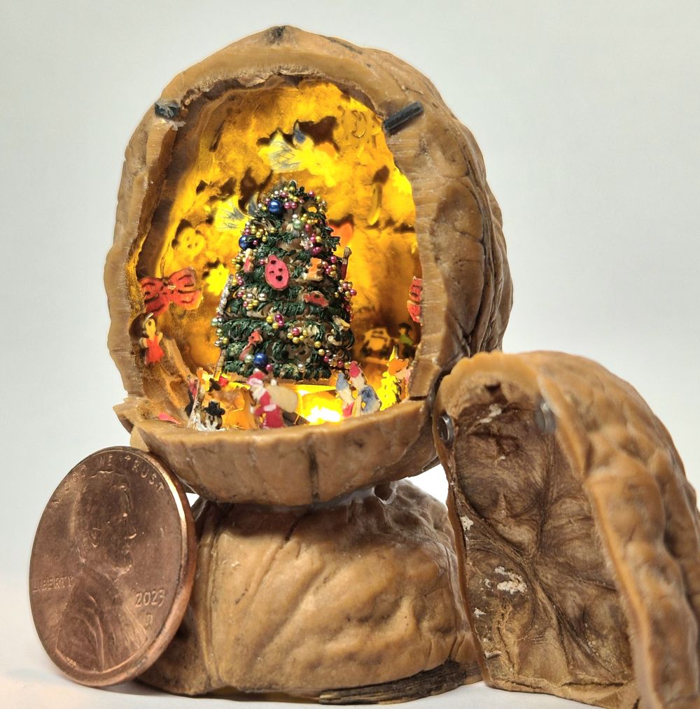 Walnuss mit Christbaum Hintergrunddekor handbemalt beleuchtet mit Kugelleuchte – Bild 3