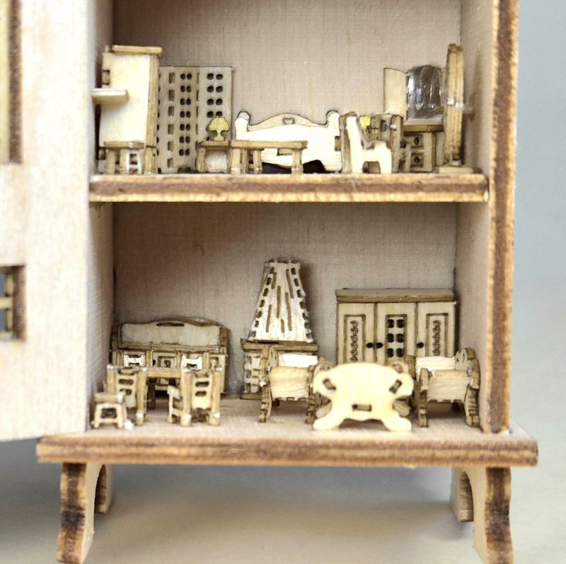 Puppenhaus Schrank Holz Englischer Stil möbliert M 1 : 288 – Bild 4