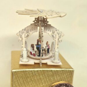 Miniatur montiert Tischpyramide Erzgebirgshaus bemalt M 1 : 12