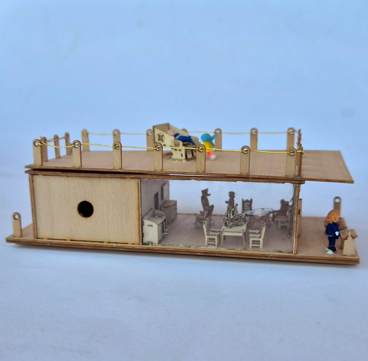 Hausboot Holz M 1 : 144 mit Möbel Figuren – Bild 4