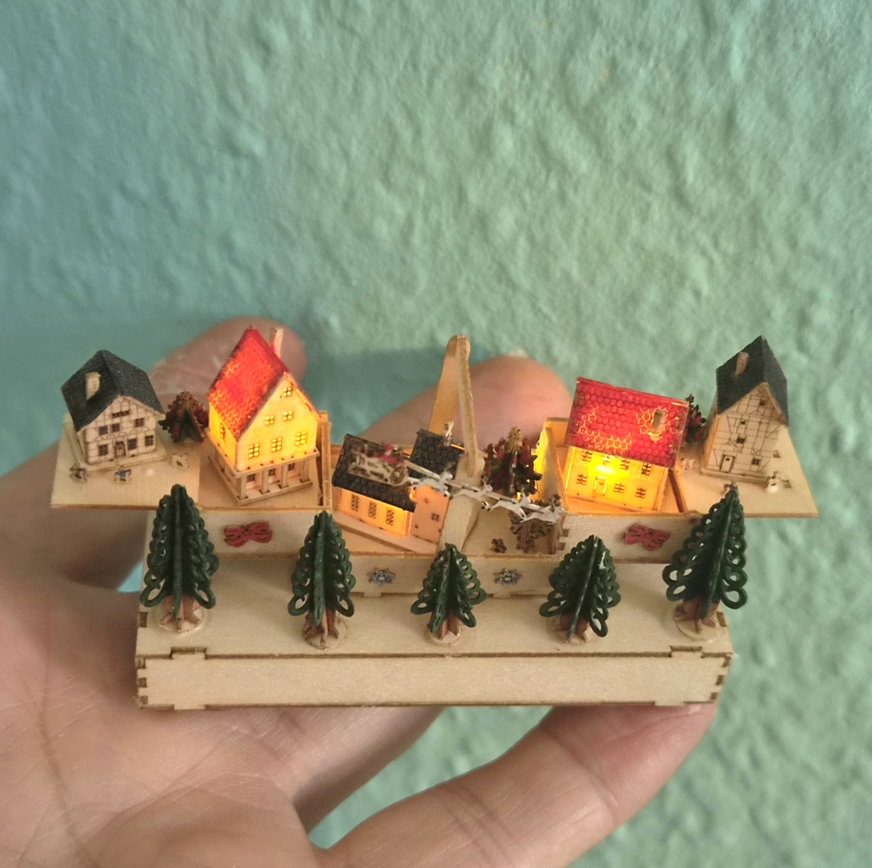 Beleuchteter Nähkasten M 1:12 Weihnachtdorf 5 Häuser Bäume Holz – Bild 2